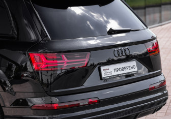 Подержанный автомобиль Audi Q7 2018 года (12 фото)