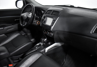 Подержанный автомобиль Mitsubishi ASX 2011 года (13 фото)