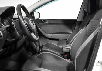 Подержанный автомобиль Skoda Rapid Liftback 2015 года (11 фото)