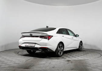 Подержанный автомобиль Hyundai Elantra Sedan 2022 года (5 фото)