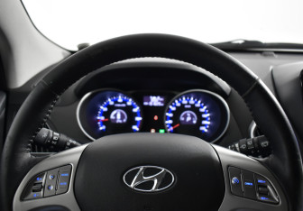 Подержанный автомобиль Hyundai ix35 2012 года (16 фото)
