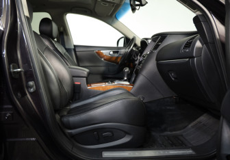 Подержанный автомобиль Infiniti QX70 2016 года (25 фото)