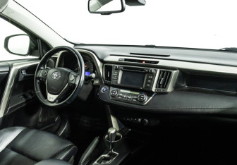 Подержанный автомобиль Toyota RAV4 2013 года (9 фото)