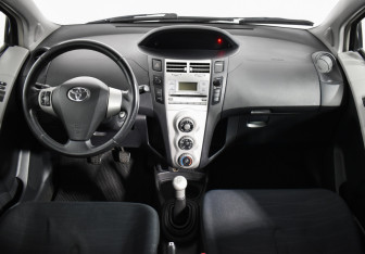 Подержанный автомобиль Toyota Yaris Hatchback 2008 года (13 фото)