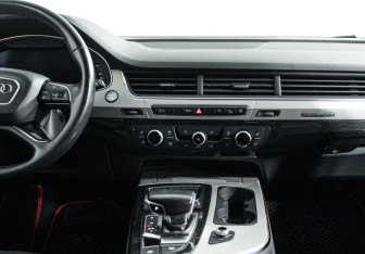 Подержанный автомобиль Audi Q7 2015 года (14 фото)