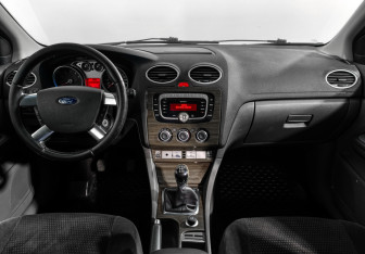 Подержанный автомобиль Ford Focus Sedan 2008 года (14 фото)