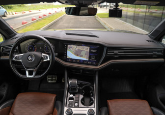 Подержанный автомобиль Volkswagen Touareg 2020 года (10 фото)