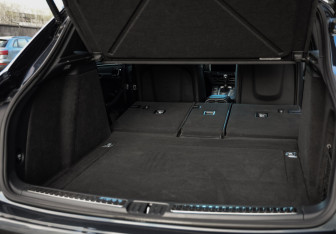 Подержанный автомобиль Porsche Macan 2020 года (30 фото)