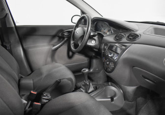 Подержанный автомобиль Ford Focus Sedan 2004 года (12 фото)