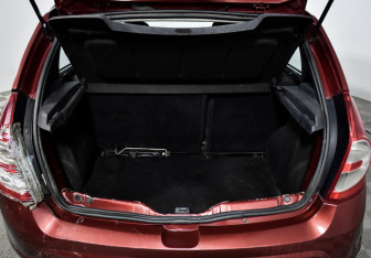 Подержанный автомобиль Renault Sandero 2010 года (14 фото)