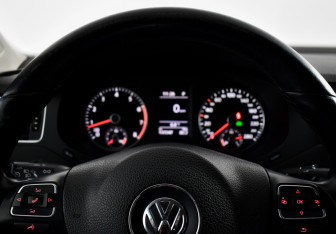 Подержанный автомобиль Volkswagen Jetta Sedan 2014 года (15 фото)