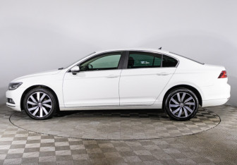 Подержанный автомобиль Volkswagen Passat Sedan 2019 года (8 фото)