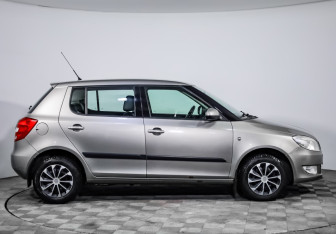 Подержанный автомобиль Skoda Fabia Hatchback 2011 года (3 фото)