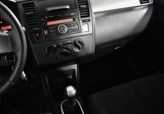 Подержанный автомобиль Nissan Tiida Hatchback 2013 года (18 фото)