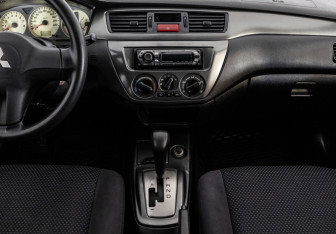 Подержанный автомобиль Mitsubishi Lancer Sedan 2006 года (12 фото)