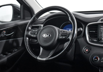 Подержанный автомобиль Kia Sorento 2017 года (14 фото)