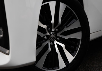 Подержанный автомобиль Toyota Alphard 2019 года (3 фото)