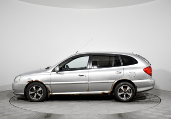 Подержанный автомобиль Kia Rio Wagon 2005 года (9 фото)