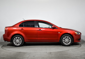 Подержанный автомобиль Mitsubishi Lancer Sedan 2012 года (4 фото)