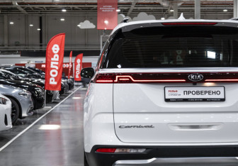 Подержанный автомобиль Kia Carnival 2020 года (10 фото)