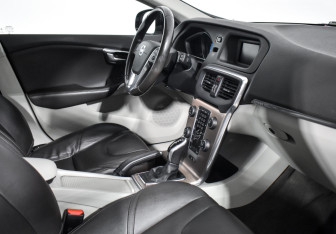 Подержанный автомобиль Volvo V40 Cross Country 2016 года (13 фото)