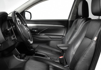 Подержанный автомобиль Mitsubishi Outlander 2013 года (11 фото)