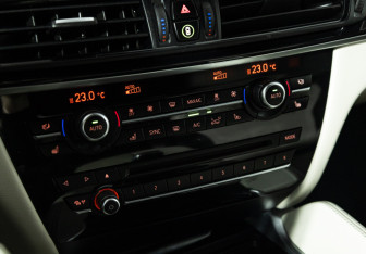 Подержанный автомобиль BMW X6 2016 года (33 фото)