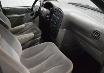 Подержанный автомобиль Chrysler Voyager 2002 года (12 фото)