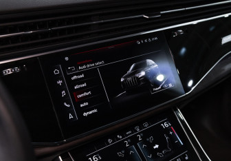 Подержанный автомобиль Audi Q7 2021 года (21 фото)