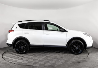 Подержанный автомобиль Toyota RAV4 2018 года (4 фото)