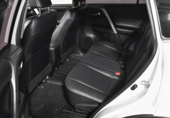 Подержанный автомобиль Toyota RAV4 2015 года (14 фото)