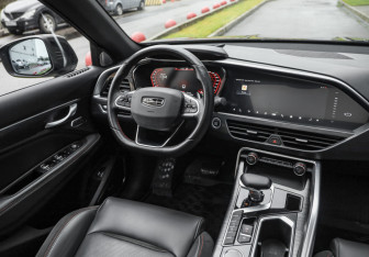 Подержанный автомобиль Geely Tugella 2023 года (10 фото)