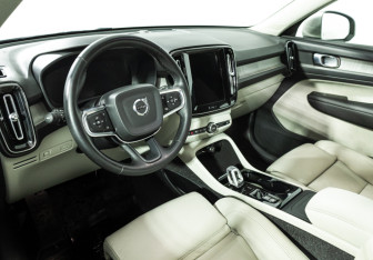 Подержанный автомобиль Volvo XC40 2021 года (11 фото)