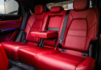 Подержанный автомобиль Porsche Cayenne 2020 года (32 фото)