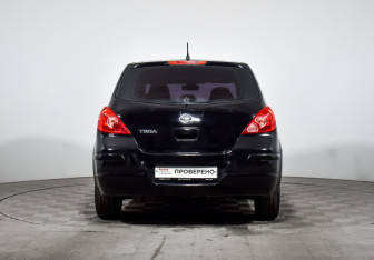 Подержанный автомобиль Nissan Tiida Hatchback 2010 года (6 фото)