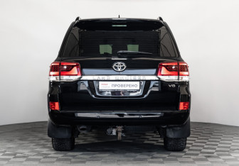 Подержанный автомобиль Toyota Land Cruiser Suv 2017 года (6 фото)