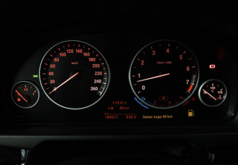 Подержанный автомобиль BMW X5 2015 года (12 фото)