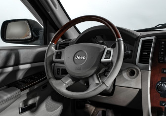 Подержанный автомобиль Jeep Grand Cherokee 2008 года (16 фото)