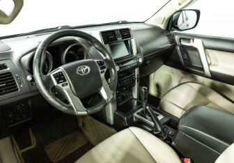 Подержанный автомобиль Toyota Land Cruiser Prado 2009 года (11 фото)