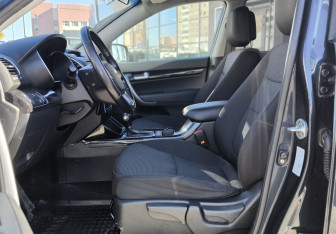 Подержанный автомобиль Kia Sorento 2017 года (9 фото)