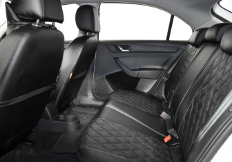 Подержанный автомобиль Skoda Rapid Liftback 2014 года (11 фото)