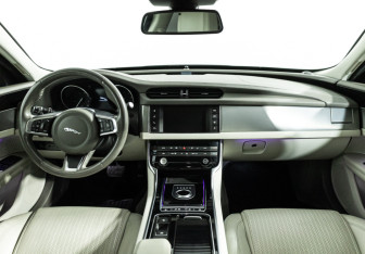 Подержанный автомобиль Jaguar XF Sedan 2017 года (13 фото)