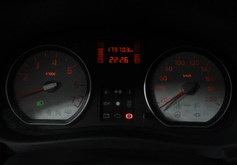 Подержанный автомобиль Renault Sandero 2011 года (12 фото)