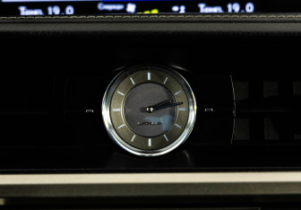 Подержанный автомобиль Lexus ES 2013 года (16 фото)