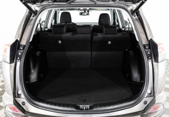 Подержанный автомобиль Toyota RAV4 2018 года (23 фото)