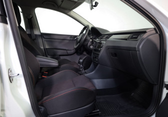 Подержанный автомобиль Skoda Rapid Liftback 2015 года (17 фото)