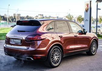 Подержанный автомобиль Porsche Cayenne 2012 года (7 фото)