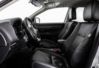 Подержанный автомобиль Mitsubishi Outlander 2015 года (19 фото)