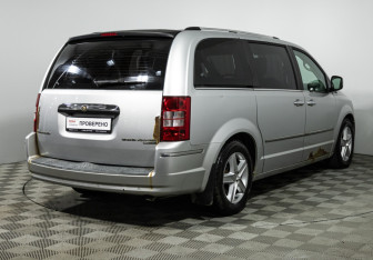 Подержанный автомобиль Chrysler Voyager 2008 года (5 фото)