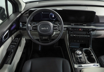 Подержанный автомобиль Kia Carnival 2022 года (10 фото)